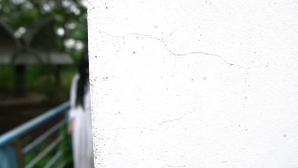 アジアの女性は幽霊の顔を屋外で作ります ホラーシーン 怖い背景 ハロウィーンの概念 — ストック動画