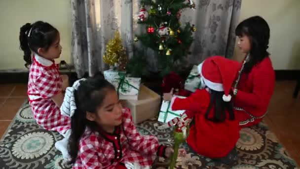 Группа Счастливых Детей Помогает Украсить Елку Новому Году Рождеству Празднику — стоковое видео