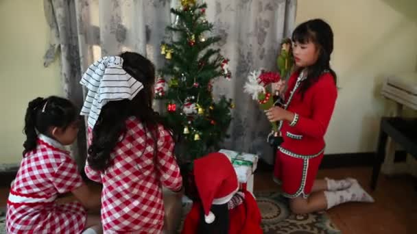 Group Happy Children Help Decorate Christmas Tree Christmas Season Merry — Vídeos de Stock