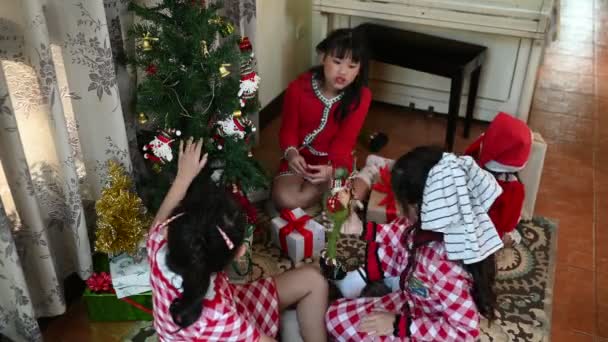 Μια Ομάδα Από Χαρούμενα Παιδιά Βοηθούν Στη Διακόσμηση Του Χριστουγεννιάτικου — Αρχείο Βίντεο