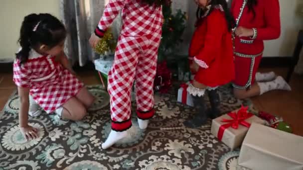 Group Happy Children Help Decorate Christmas Tree Christmas Season Merry — Wideo stockowe