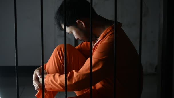 Азиатский Человек Отчаявшийся Железной Тюрьме Концепция Заключенного — стоковое видео