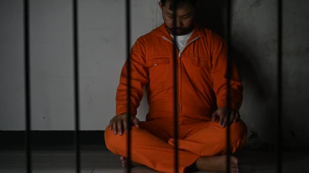 Ασιάτης Απελπισμένος Στις Σιδερένιες Φυλακές — Αρχείο Βίντεο