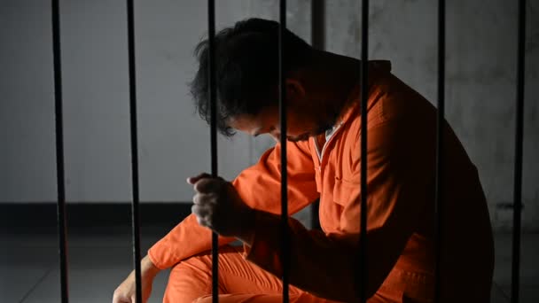 Asiático Homem Desesperado Ferro Prisão Prisioneiro Conceito — Vídeo de Stock