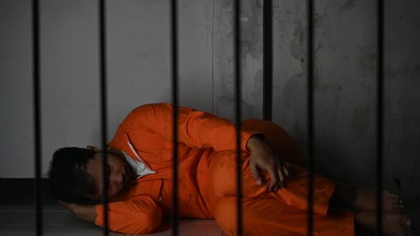 Azjata Zdesperowany Żelaznym Więzieniu Koncepcja Więźnia — Wideo stockowe