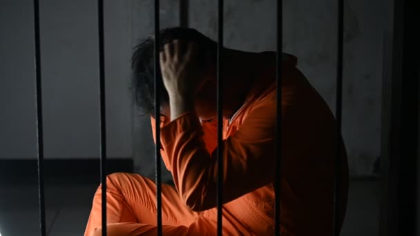 Азиатский Человек Отчаявшийся Железной Тюрьме Концепция Заключенного — стоковое видео