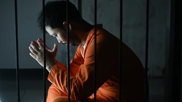 Asiatisk Mand Desperat Jern Fængsel Fange Koncept – Stock-video