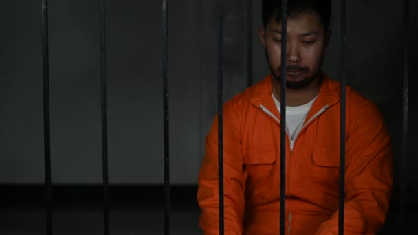 Aziatisch Man Wanhopig Ijzeren Gevangenis Gevangene Concept — Stockvideo