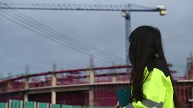 Büyük bir inşaat projesinde çalışan Asyalı kadın mühendis.