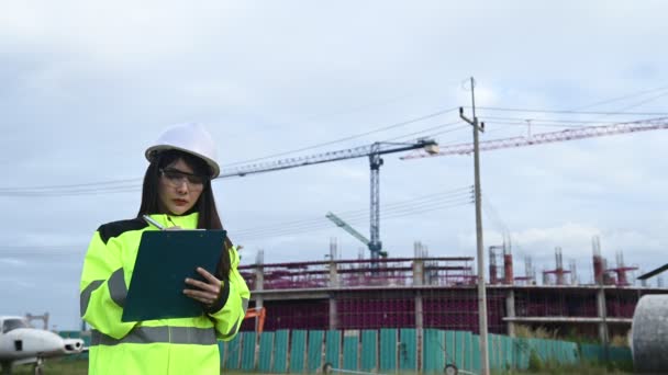Engenheira Asiática Trabalhando Local Grande Projeto Construção — Vídeo de Stock