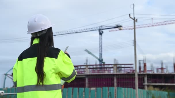 Asiatische Ingenieurin Auf Der Baustelle Eines Großen Bauprojekts — Stockvideo