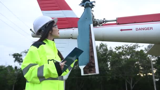 Teknisi Memperbaiki Mesin Pesawat Perempuan Teknik Kedirgantaraan Memeriksa Mesin Pesawat — Stok Video