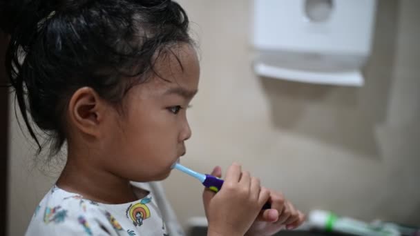 Asiática Enferma Chica Cepillo Dientes Inodoro Hospital — Vídeo de stock