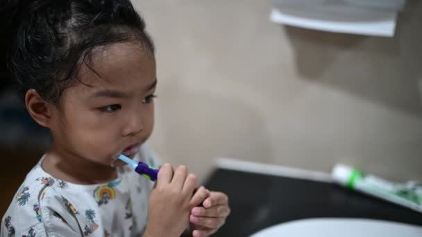 Asian Sick Girl Brush Teeth Toilet Hospital — Stockvideo