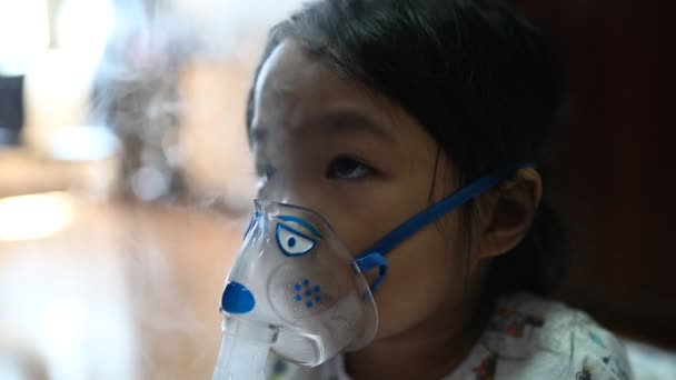 Menina Doente Asiática Terapia Inalatória Pela Máscara Inalador Que Sofre — Vídeo de Stock