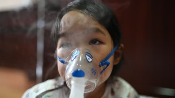 Asiatique Malade Fille Inhalothérapie Par Masque Inhalateur Souffrant Maladie Respiratoire — Video