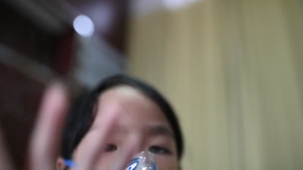 Asiática Enferma Terapia Inhalación Por Máscara Inhalador Que Sufre Enfermedad — Vídeo de stock
