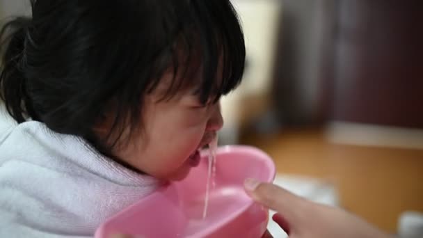 小女孩洗鼻水从鼻孔中排出粘液 — 图库视频影像
