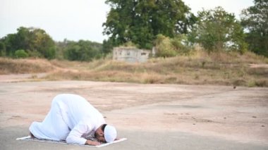 Genç Asyalı Müslüman adam gündüz dua ediyor, Ramazan festivali konsepti.