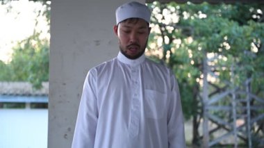 Genç Asyalı Müslüman adam gündüz dua ediyor, Ramazan festivali konsepti.