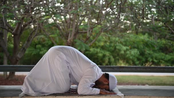Joven Asiático Musulmán Hombre Orando Día Ramadán Festival Concepto — Vídeo de stock
