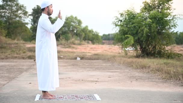 Joven Asiático Musulmán Hombre Orando Día Ramadán Festival Concepto — Vídeos de Stock