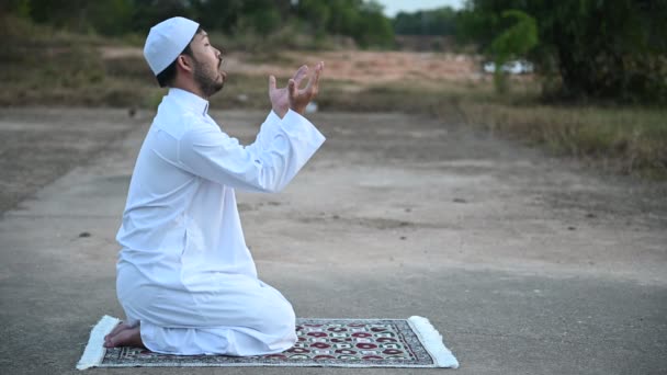 Νεαρός Ασιάτης Μουσουλμάνος Προσεύχεται Την Ημέρα Ιδέα Φεστιβάλ Ραμαζανίου — Αρχείο Βίντεο