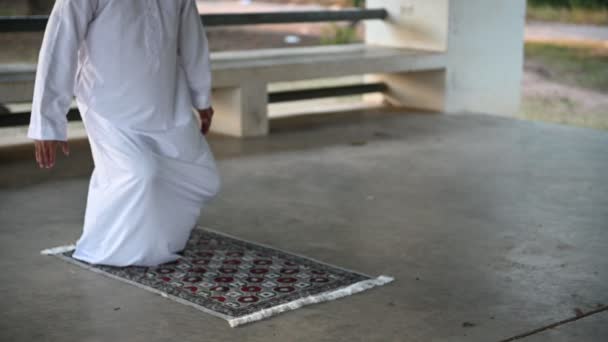 Молодий Азійський Муслім Який Молиться Вдень Рамадан Має Концепцію Святкового — стокове відео
