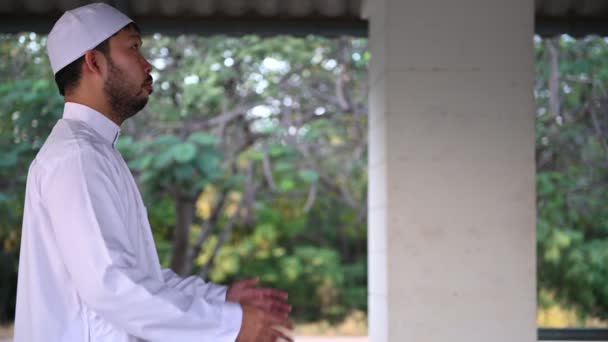 Jonge Aziatische Moslim Man Biddend Overdag Ramadan Festival Concept — Stockvideo