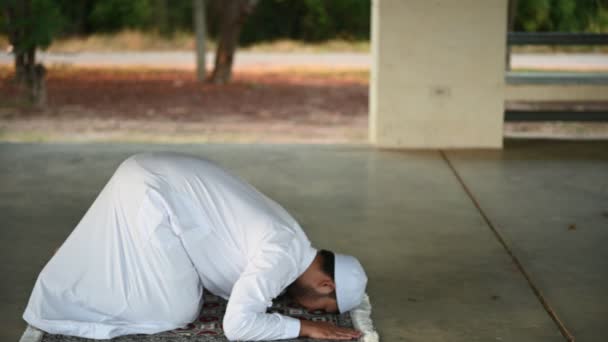 Joven Asiático Musulmán Hombre Orando Día Ramadán Festival Concepto — Vídeos de Stock