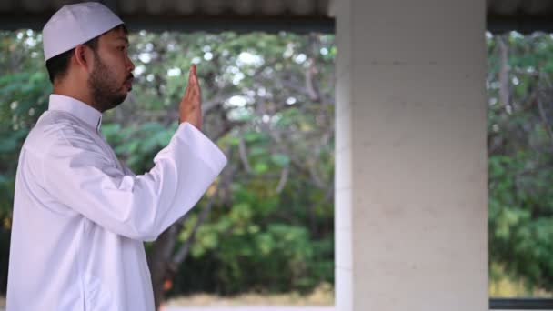 Joven Asiático Musulmán Hombre Orando Día Ramadán Festival Concepto — Vídeos de Stock