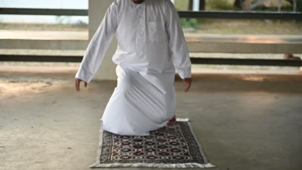 Joven Asiático Musulmán Hombre Orando Día Ramadán Festival Concepto — Vídeo de stock