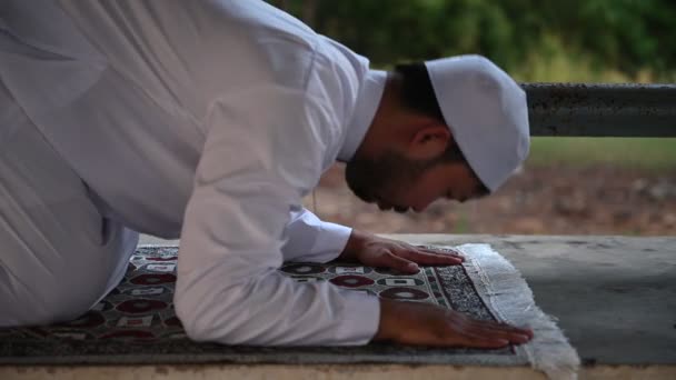 昼間のラマダーン祭のコンセプトで祈る若いアジア人ムスリム男性 — ストック動画