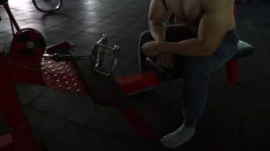 Spor salonunda kaslı Asyalı bir adam, vücut ağırlığı eğitimi. 