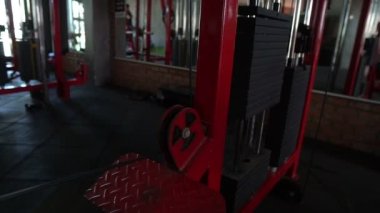 Spor salonunda kaslı Asyalı bir adam, vücut ağırlığı eğitimi. 