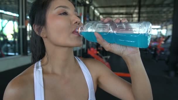 Vacker Asiatisk Kvinna Dricksvatten Efter Träning Fitness Gymmet — Stockvideo