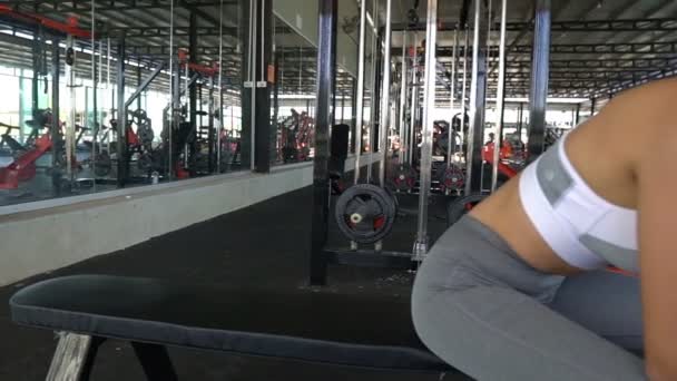 美丽的亚洲女人在体育馆锻炼健身 — 图库视频影像