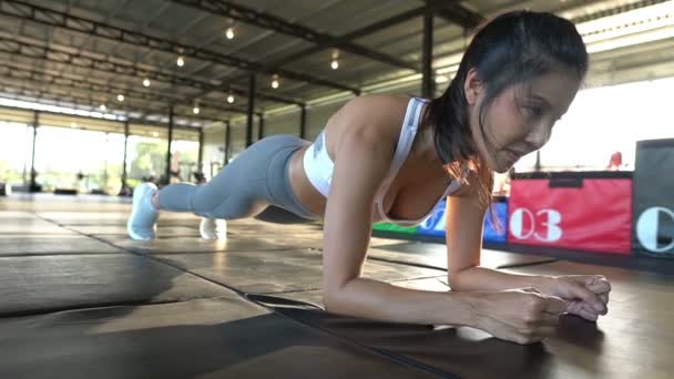 Mooie Aziatische Vrouw Training Fitness Sportschool — Stockvideo