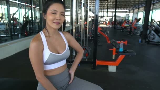 Όμορφη Ασιατική Γυναίκα Προπόνηση Φυσικής Κατάστασης Στο Γυμναστήριο — Αρχείο Βίντεο