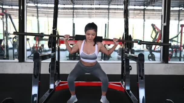 Vacker Asiatisk Kvinna Träning Fitness Gymmet — Stockvideo