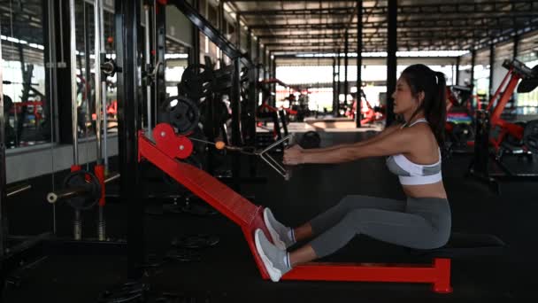 Vacker Asiatisk Kvinna Träning Fitness Gymmet — Stockvideo