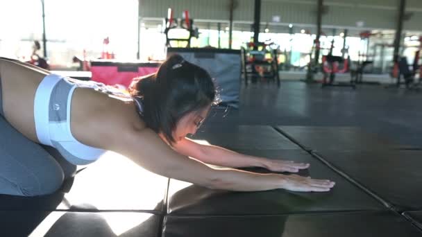 Mooie Aziatische Vrouw Training Fitness Sportschool — Stockvideo
