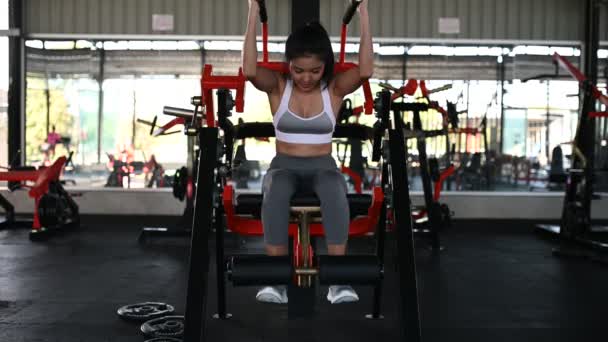 Vacker Asiatisk Kvinna Träning Fitness Gymmet — Stockvideo