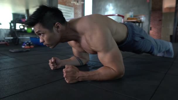 亚洲男人 体形健美 体重训练 — 图库视频影像
