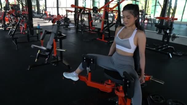 Hübsch Asiatisch Frau Training Fitness Die Fitnessstudio — Stockvideo