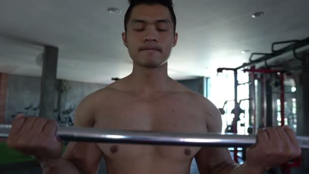 Azjatycki Mężczyzna Dużymi Mięśniami Siłowni Trening Masy Ciała — Wideo stockowe
