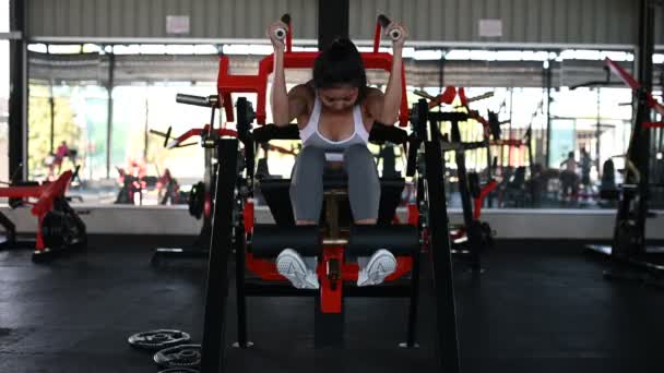 Beautiful Asian Woman Training Fitness Gym — Stock Video