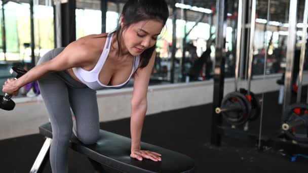 Vacker Asiatisk Kvinna Träning Fitness Gymmet — Stockvideo