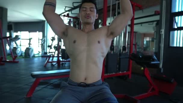 Azjatycki Mężczyzna Dużymi Mięśniami Siłowni Trening Masy Ciała — Wideo stockowe