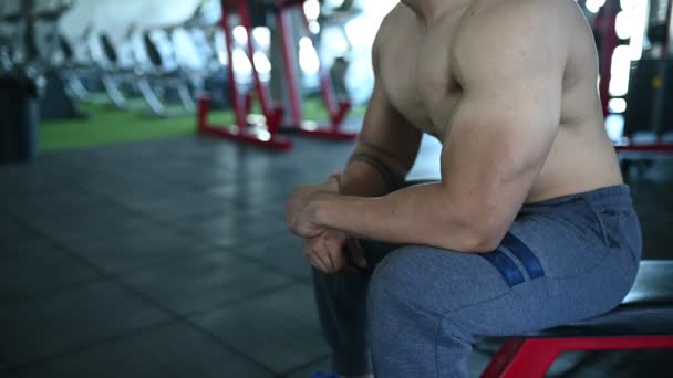 Asiatisk Man Med Stora Muskler Styrketräning Gym — Stockvideo